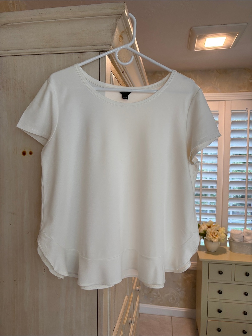 Ann Taylor Short Sleeve Crewneck White Top with Ruffled Curve Hem